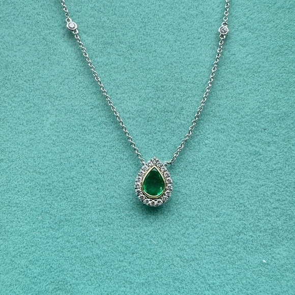 Stunning 14k White Gold Pear-Shaped Emerald and Diamond Halo Necklace - Picture 1 of 6